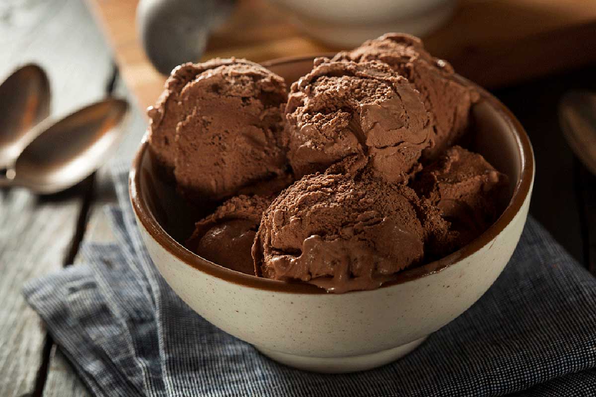 HELADO KETO DE CHOCOLATE Y MANTEQUILLA DE MANÍ