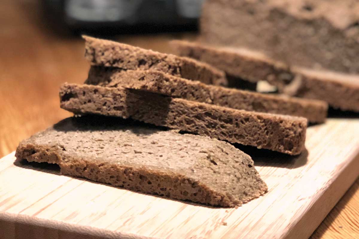 Pan keto de almendras y avena con fibra de chía