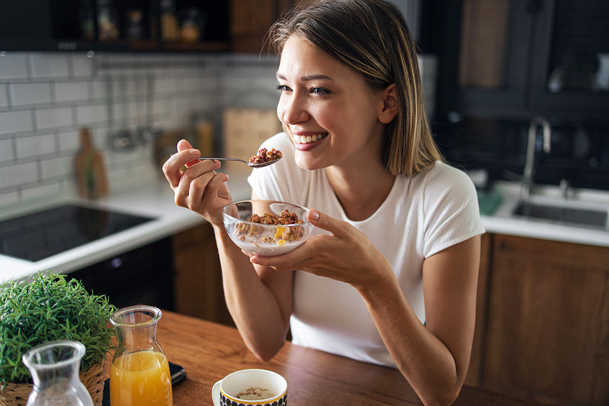 Chica tomando un buen desayuno